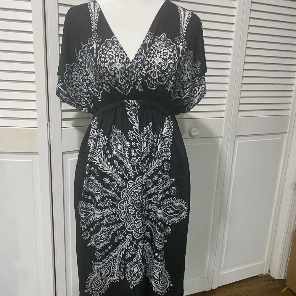 Black & White Paisley Midi Dress with V-Neck